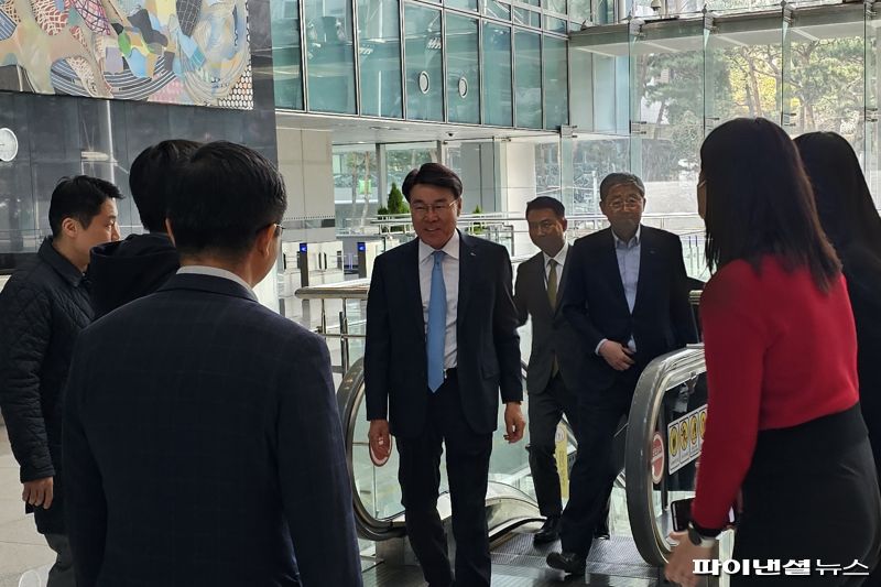 최정우 포스코그룹 회장(왼쪽 네번째)이 18일 오전 서울 강남 포스코센터에서 열린 회장 이임식에 참석하기 위해 이동하고 있다. 사진&#x3D;권준호 기자