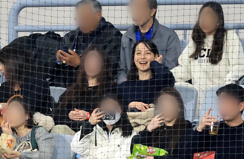 18일 오후 서울 고척스카이돔에서 미국프로야구(MLB) 공식 개막시리즈를 앞두고 열린 로스앤젤레스(LA) 다저스 대 팀 코리아와의 연습 경기에서 다저스 오타니 쇼헤이의 아내 다나카 마미코가 관전하고 있다. 2024.3.18&#x2F;뉴스1 ⓒ News1 김진환 기자 &#x2F;사진&#x3D;뉴스1