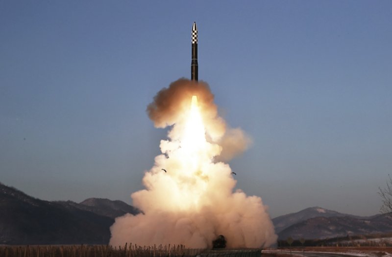 2023년 12월  19일 북한은 전날 발사한 장거리탄도미사일이 4월 처음으로 시험발사했던 신형 고체연료 대륙간탄도미사일(ICBM) &#39;화성-18형&#39;이라고 밝혔다. 사진은 노동신문이 공개한 발사 사진. 사진&#x3D;노동신문 캡처