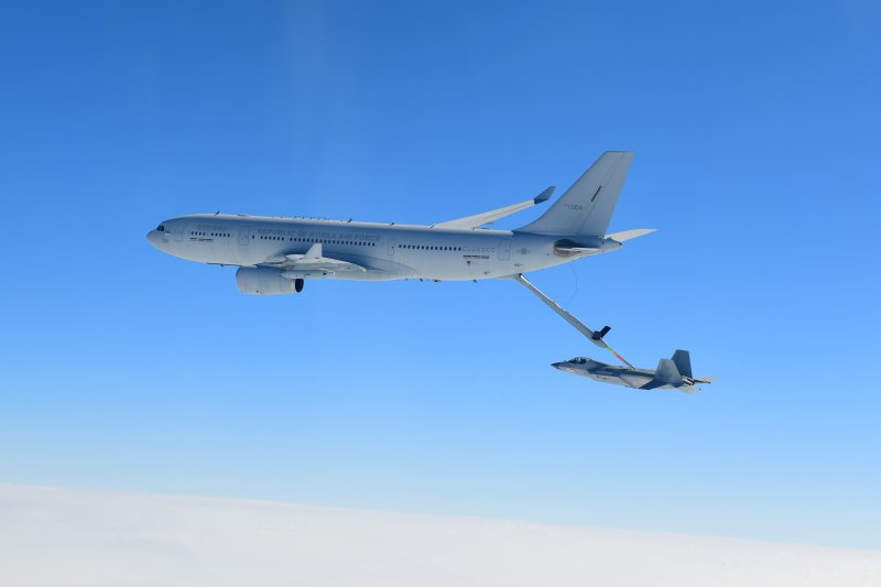 방위사업청은 19일 오전 경남 사천 공군 제3훈련비행단에서 이륙한 한국형 초음속 전투기 KF-21 &#39;보라매&#39;가 남해 상공에서 첫 공중급유 비행시험에 성공했다고 밝혔다. 이번 공중급유 비행시험은 비행 중 KC-330 공중급유기의 급유 막대를 KF-21 공중급유 연결부에 연결한 후 급유기 내 연료(항공유)를 KF-21로 이송하는 방식으로 이뤄졌다. 사진&#x3D;방위사업청 제공