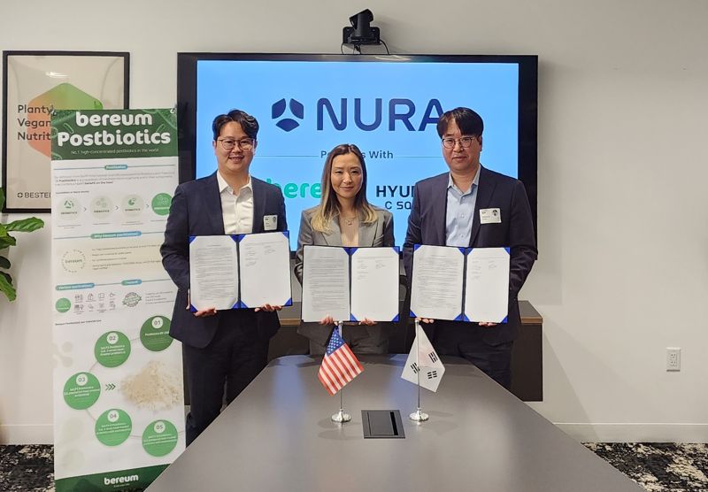 베름의 한권일 대표, 미국 뉴라(NURA)의 릴리 루안 대표, 현대코퍼레이션의 박찬모 상무(왼쪽부터)가 미국 캘리포니아의 NURA 본사에서 포스트바이오틱스 미국 수출계약을 체결했다.현대코퍼레이션 제공