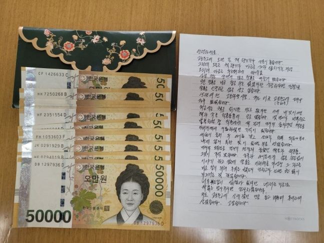 지난해 11월 서울 서초구 교보문고 강남점에 한 손님이 카운터에 봉투를 내민 뒤 사라졌다. &#x2F; 교보문고 