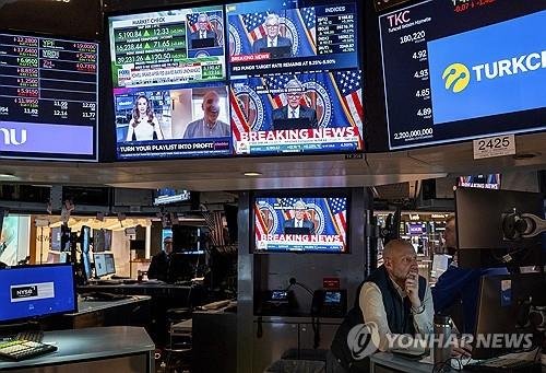 미국 뉴욕증권거래소(NYSE) 모니터를 통해 중계되는 제롬 파월 연방준비제도 의장 기자회견 모습. 사진&amp;#x3D;연합뉴스