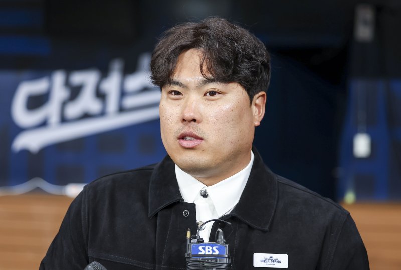 20일 오후 서울 고척스카이돔에서 미국프로야구(MLB) 공식 개막전 LA다저스 대 샌디에이고 파드리스 경기에 앞서 경기장을 찾은 류현진이 질문에 답하고 있다. 2024.03.20. jhope@newsis.com &lt;저작권자ⓒ 공감언론 뉴시스통신사. 무단전재-재배포 금지.&gt; &#x2F;사진&#x3D;뉴시스화상