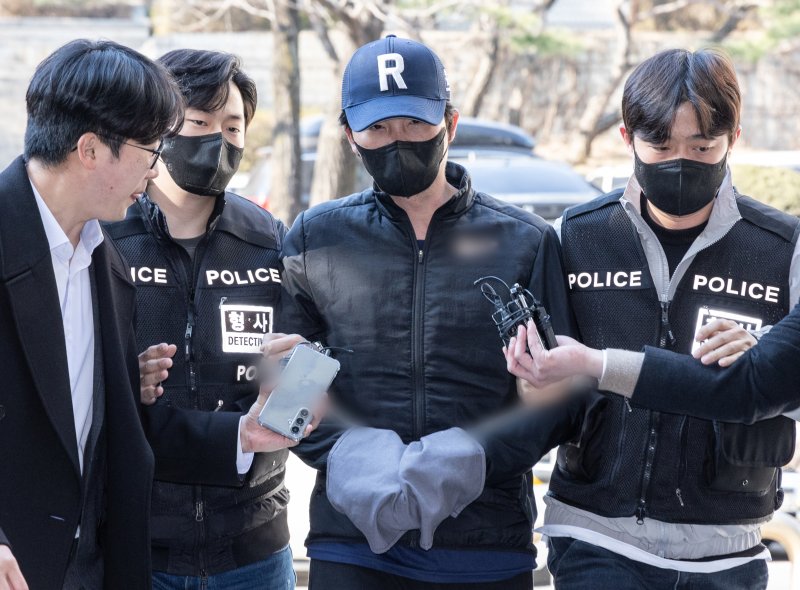 마약 투약 혐의로 체포된 전직 프로야구 선수 오재원 씨가 21일 오후 서울 서초구 서울중앙지방법원에서 열린 구속 전 피의자 심문(영장실질심사)에 출석하고 있다. &#x2F;사진&#x3D;뉴스1