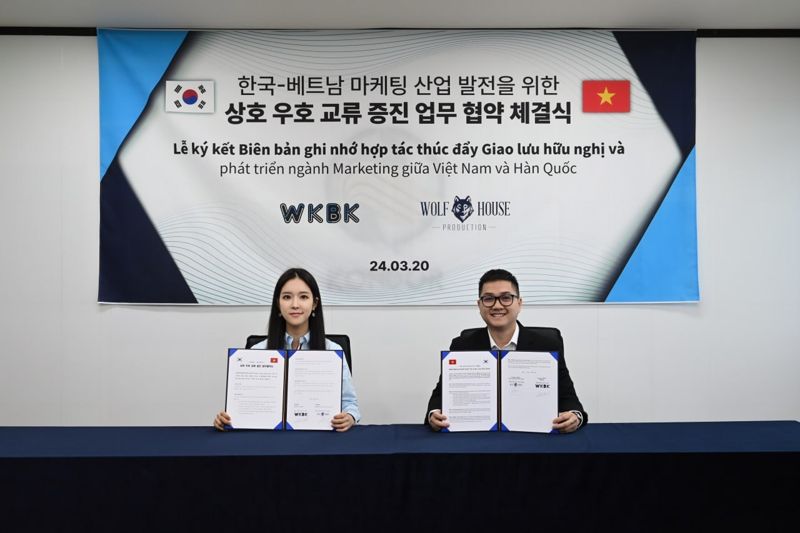 이유진 ㈜완캐비캐(WKBK) 대표이사(왼쪽)가 베트남 메이저 광고대행사 울프하우스(Wolf House) 관계자와 협약서를 들고 기념촬영을 하고 있다. ㈜완캐비캐 제공
