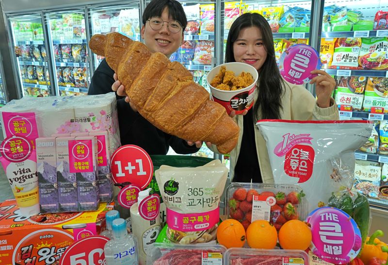 롯데마트와 슈퍼가 창립 기념일을 맞아 오는 28일부터 다음 달 17일까지 3주간 &#39;더 큰 세일&#39; 행사를 연다. 모델들이 행사 상품인 &#39;대왕 크루아상&#39;과 &#39;델리 큰치킨&#39;을 들고 홍보하고 있다. 롯데마트 제공