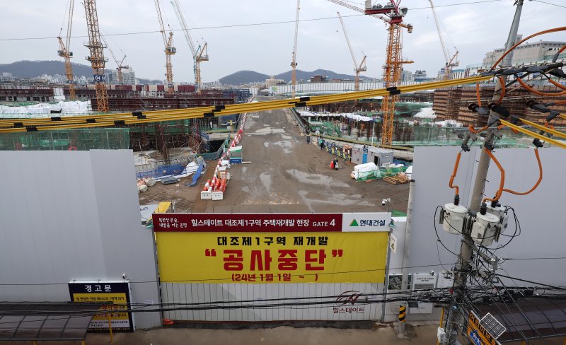 서울 은평구 대조동 &#39;대조1구역 재개발&#39; 현장 입구에 공사중단 안내문이 걸려 있다. 뉴스1