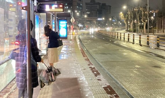 28일 오전 5시경 비 내리는 서울 시내 한 정류장에서 승객들이 오지 않는 버스를 기다리고 있다. 사진&#x3D;김경수 기자
