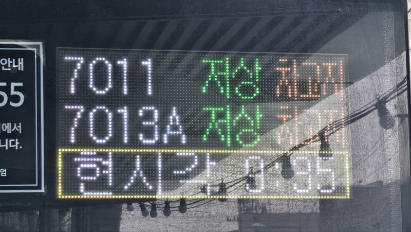 28일 오전 9시 35분 서울 마포구 합정역 인근의 버스정류장 안내판에 모든 버스가 &#39;차고지&#39;에 있다는 알림이 띄워져 있다. &#x2F;사진&#x3D;노유정 기자