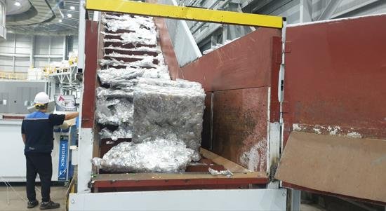 한 재활용 공장에서 재생원료를 사용한 플라스틱을 만들고 있는 모습.