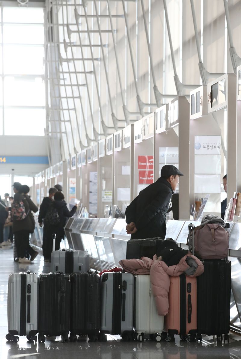 설 연휴 마지막 날인 지난 2월 12일 인천국제공항 출국장 여행사 카운터 앞에 여행객들의 캐리어가 놓여져 있다. 여행업계에 따르면 작년에 해외여행을 떠난 국민이 2천만 명을 넘어서며 주요 여행사 영업이익이 흑자로 돌아섰다. 사진&#x3D;뉴스1