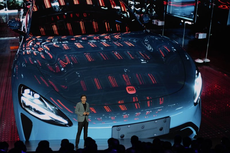 샤오미 최고경영자(CEO)겸 창립자인 레이쥔이 28일 저녁 베이징에서 열린 출시 행사에 나와 샤오미의 첫 전기자동차 SU7을 설명하고 있다. AP 뉴시스