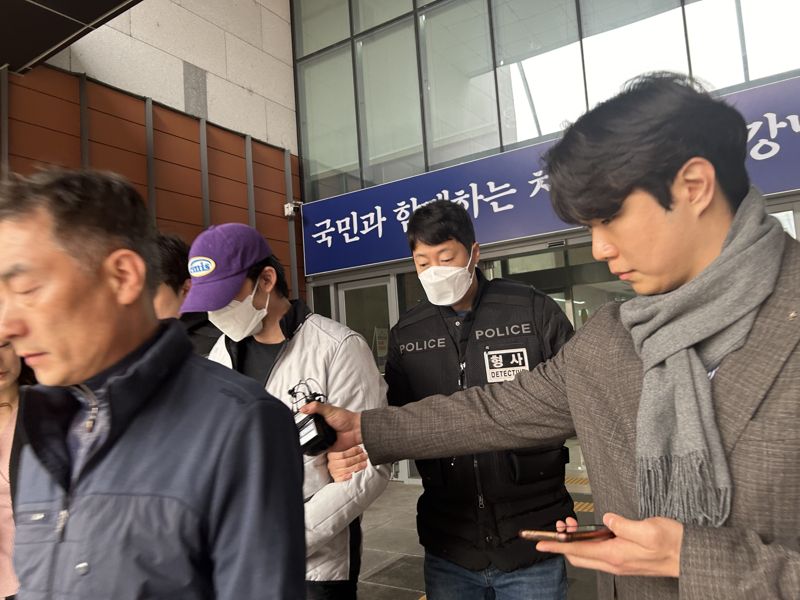 마약 투약 혐의를 받는 국가대표 야구선수 출신 오재원(39)이 서울 강남경찰서에서 검찰로 송치되고 있다. 사진&#x3D;강명연 기자