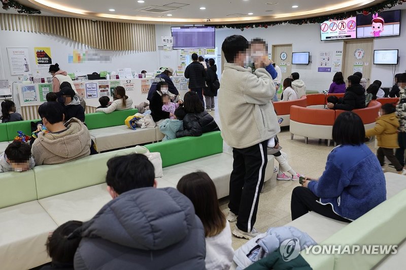 서울의 한 소아청소년과 병원을 찾은 어린이와 부모들이 진료를 기다리고 있다. 연합뉴스