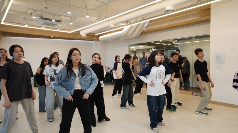 NIS 학생들이 K팝 댄스 클래스에 참여하고 있다. 한국관광공사 제공