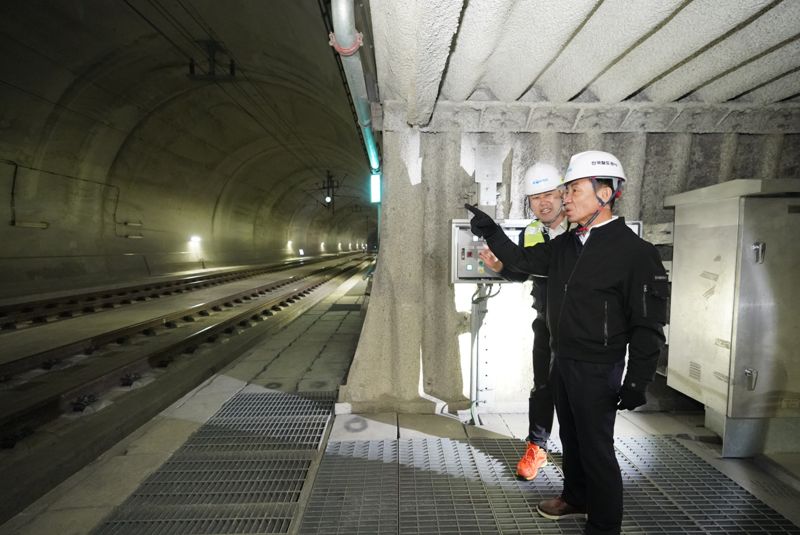 한문희 코레일 사장(오른쪽))이 29일 GTX-A 수서~동탄 터널 구간을 점검하고 있다.