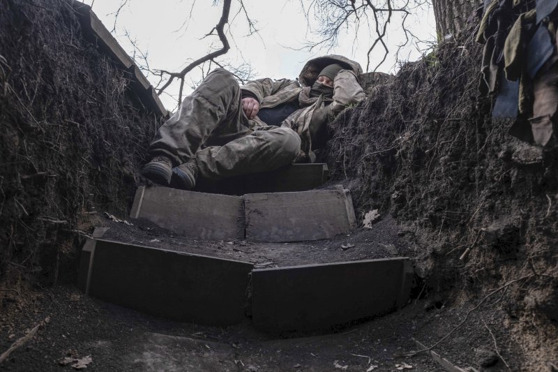 러시아가 서방 제재에도 불구하고 튀르키예 업체 등을 통해 국제 시장에서 폭약 원료인 니트로셀룰로스를 대거 수입하고 있다고 월스트리트저널(WSJ)이 29일(현지시간) 보도했다. 이날 우크라이나 동부 도네츠크 전선에서 한 우크라이나 군인이 참호에 들어가 쉬고 있다. AP뉴시스