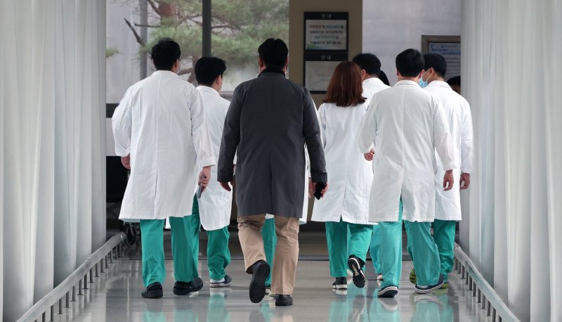 지난 28일 서울시내 한 대형병원에서 의료진이 이동하고 있다. 뉴시스
