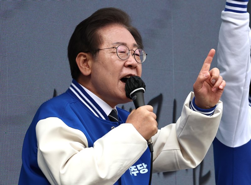 이재명 더불어민주당 대표 겸 상임공동선거대책위원장이 30일 오전 서울 송파구 석촌호수 인근에서 송기호(송파을) 후보 지원 유세를 하고 있다. 뉴스1