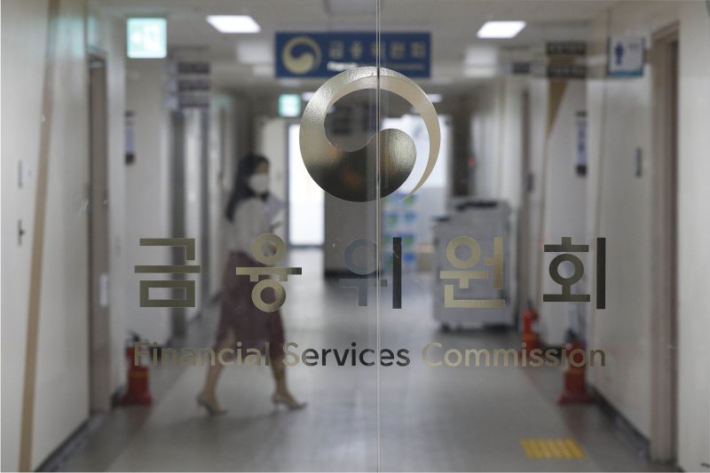 3월 23일 오후 서울 종로구 정부서울청사에서 금융위원회 직원들이 업무를 보고 있다.&#x2F;사진&#x3D;뉴시스
