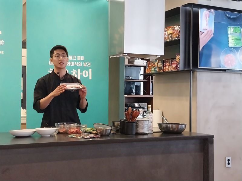 차오차이 연구팀 소속 김선경 셰프가 차오차이 요리소스를 사용해 동파육을 조리하고 있다. 