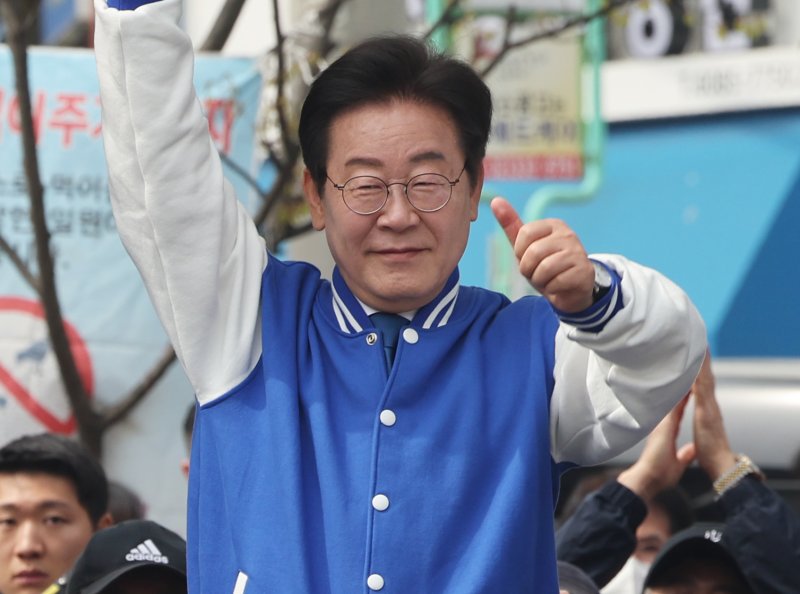 이재명 더불어민주당 대표가 6일 서울 성동구 금남시장 인근에서 박성준 중구성동구을 후보 지지유세를 하고 있다. 뉴스1화상
