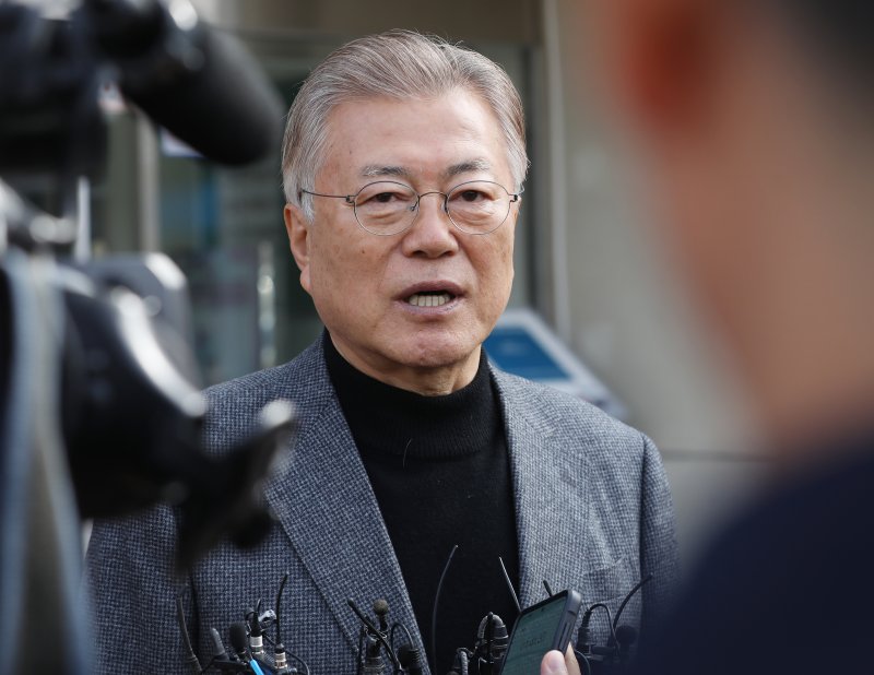 (양산=뉴스1) 윤일지 기자 = 문재인 전 대통령이 제22대 국회의원 선거 사전투표 첫날인 5일 오전 경남 양산시 하북면주민자치센터에 마련된 하북면 사전투표소에서 투표를 한 뒤 취재진 질문에 답하고 있다. 2024.4.5/뉴스1 /사진=뉴스1화상