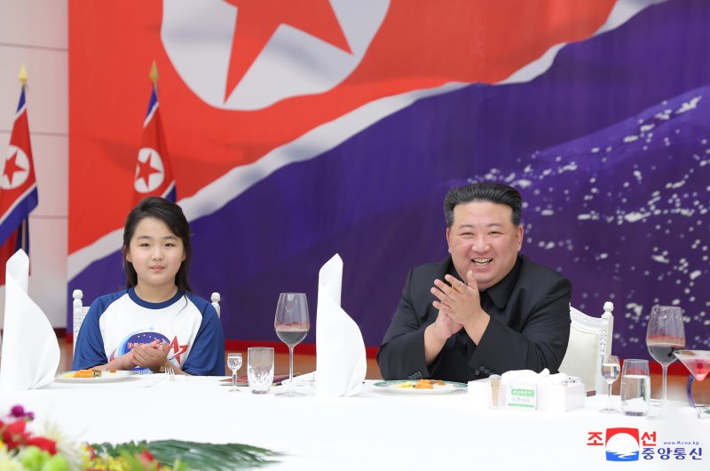 북한 정부는 지난 2023년 11월 23일 저녁 목란관에서 정찰위성 &#39;만리경-1호&#39; 발사 성공을 기념해 연회를 열었다고 조선중앙통신이 24일 보도했다. 사진&#x3D;조선중앙통신 캡처