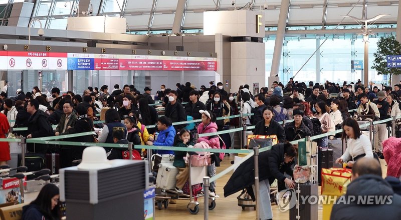 인천국제공항 출국장의 중국행 항공편 카운터가 여객들로 붐비고 있다. 연합뉴스 제공