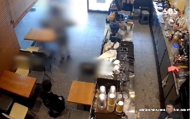 경기 시흥시의 한 카페에서 손님이 빨대가 배달에서 빠졌다며 점주를 무릎 꿇리는 일이 발생했다. 사진&#x3D;SBS 8시 뉴스 캡쳐