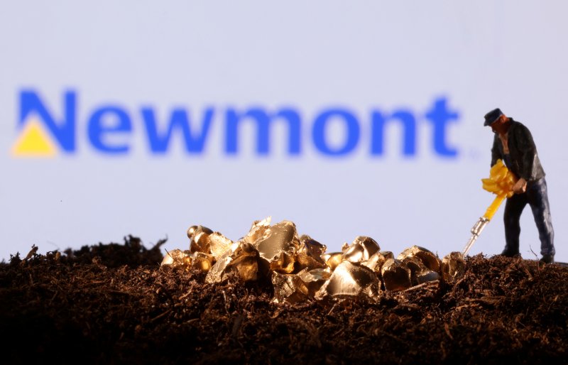 뉴몬트 로고 앞에 놓인 채굴 장난감 피규어와 금색 모조품 &#x2F; 사진&#x3D;로이터뉴스1