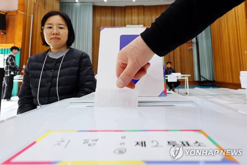 제22대 국회의원 선거일인 10일 오전 광주 서구 치평초등학교에 마련된 치평동 제2투표소에서 한 시민이 투표하고 있다. 연합뉴스