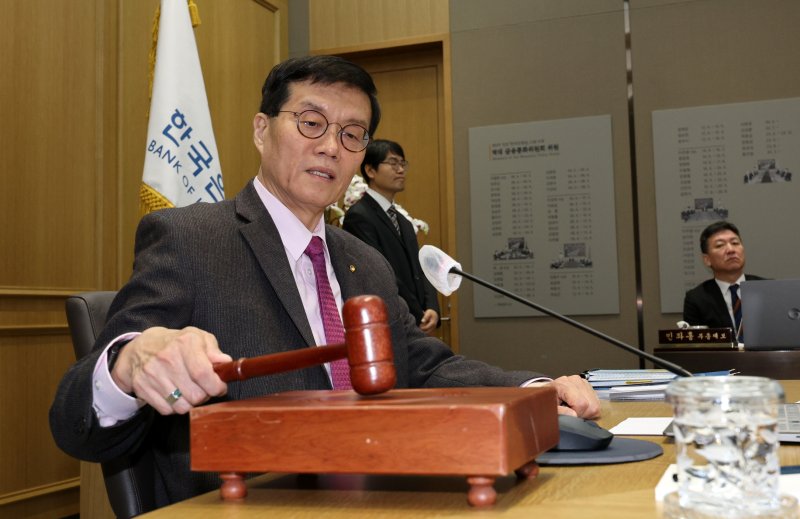 이창용 한국은행 총재가 지난 2월 22일 서울 중구 한국은행에서 열린 금융통화위원회 통화정책방향 결정회의를 주재하고 있다. &#x2F;사진&#x3D;뉴시스