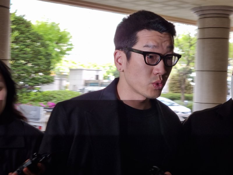 김씨가 지난 4월 법원에 출석하는 모습. 뉴시스