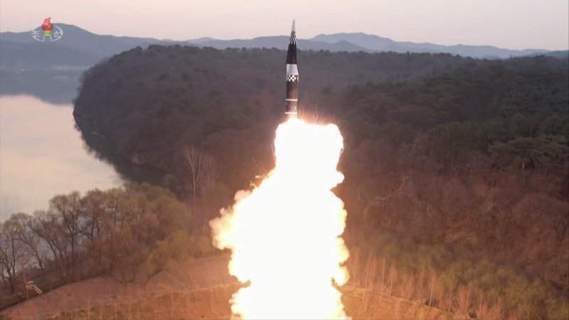 북한 조선중앙TV는 지난 2일 새로 개발한 극초음속 활공비행 전투부를 장착한 새형의 중장거리 고체탄도 미사일 &#39;화성포-16나&#39; 형의 첫 시험발사 장면 영상을 3일 공개했다. 사진&#x3D;조선중앙TV 캡처