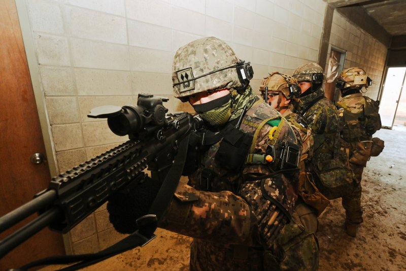2023년 12월 10일 강원 인제군에 위치한 육군 과학화전투훈련장에서 한미 연합 KCTC 훈련에 참가한 장병들이 장갑차 건물 내 적을 소탕하고 있다. 사진&#x3D;육군 제공