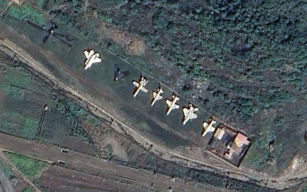 최근 전 세계의 모습을 위성 사진으로 볼 수 있는 구글어스가 공개한 사진엔 평안남도 은산군 군부대에서 전투기 모형이 포착됐다. 출처&#x3D;구글어스 캡처