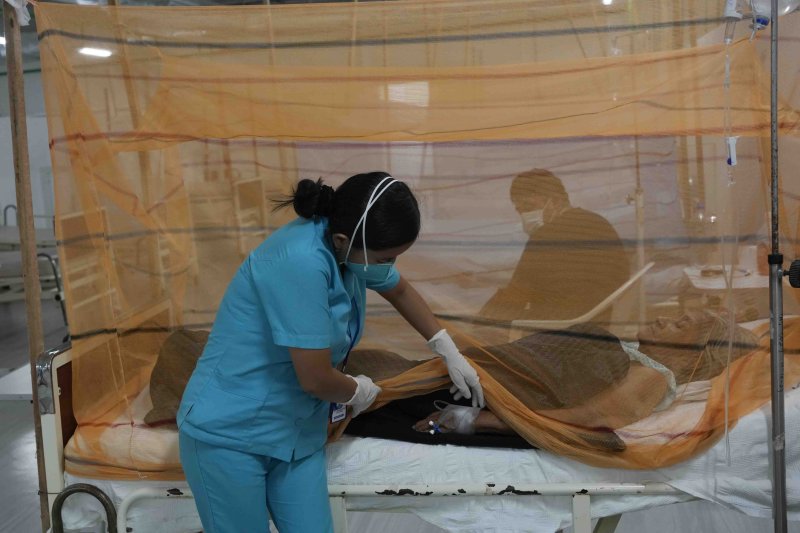 페루 출루카나스 병원에서 한 간호사가 뎅기열 환자를 돌보고 있다. 페루는 지난 2월 26일 뎅기열 환자 증가로 페루 곳곳에 보건 비상사태를 선포했다. 뉴시스 