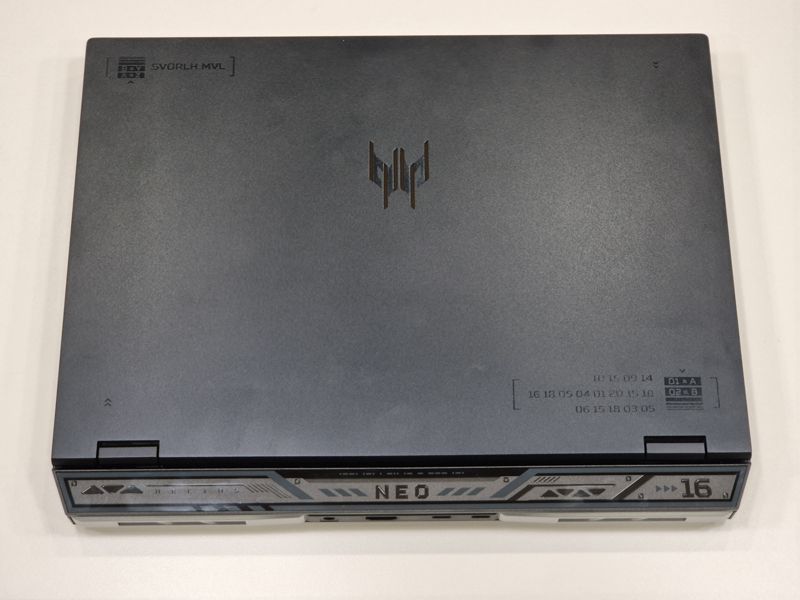 프레데터 헬리오스 네오 V 16 2024 상판에 프레데터 시리즈 특유의 암호코드와 로고가 새겨져 있다. 사진=구자윤 기자