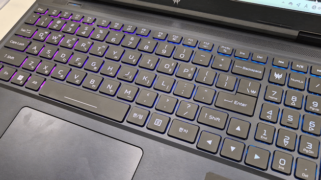 키보드 백라이트에서 RGB 조명이 화려하게 빛나고 있다. 사진=구자윤 기자