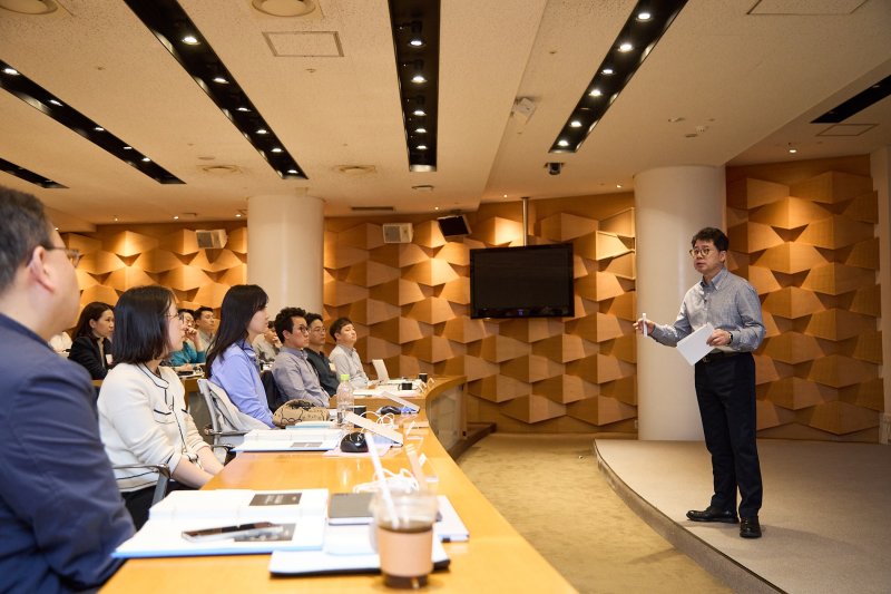 박상규 SK이노베이션 대표이사 사장(오른쪽)이 지난 12일 서울 광진구 워커힐호텔에서 열린 팀장급 워크숍에 참여해 강연하고 있다. SK이노베이션 제공