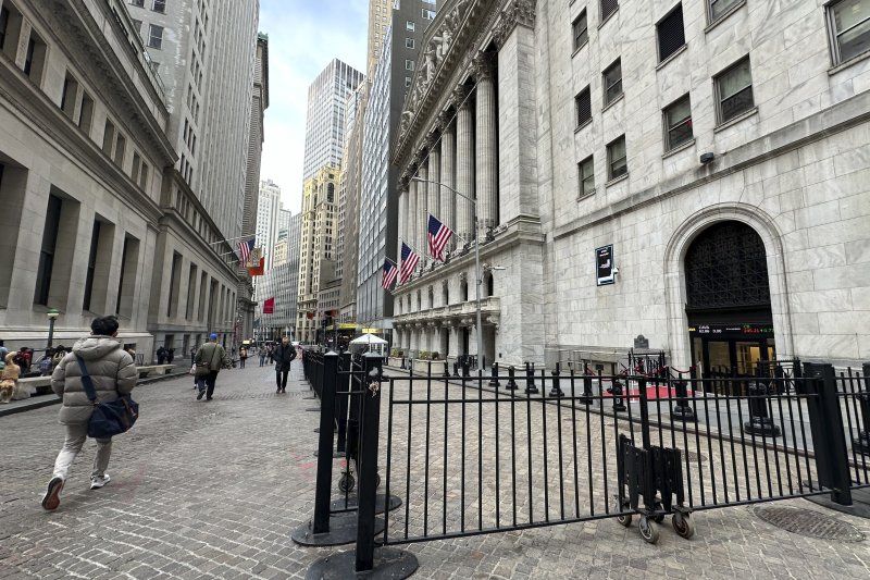 미국 뉴욕에 본사를 둔 단타매매 자기자본 거래업체 제인스트리트가 월스트리트 핵심 금융사로 부상하고 있다. 17일(현지시간) 뉴욕 맨해튼 뉴욕증권거래소(NYSE) 앞에 울타리가 쳐진 가운데 보행자들이 길을 걷고 있다. AP 뉴시스