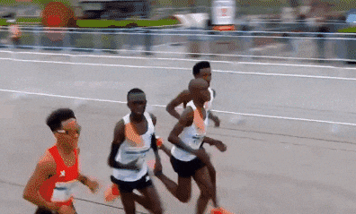                    지난 14일(현지시각) 중국 베이징에서 열린 하프 마라톤 대회 모습. 주황색 옷을                   입은 중국 허제 선수를 의식한 듯 다른 아프리카 선수들이 속도를 낮추고, 손짓                   하고 있다. &#x2F;X(구 트위터)