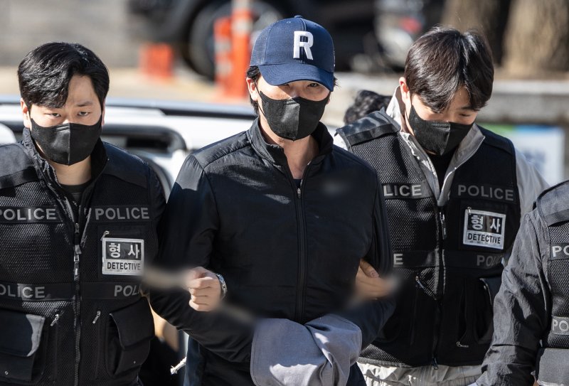 마약 투약 혐의로 체포된 전직 프로야구 선수 오재원씨가 지난달 21일 오후 서울 서초구 서울중앙지방법원에서 열린 구속 전 피의자 심문(영장실질심사)에 출석하고 있다. 사진&#x3D;뉴스1