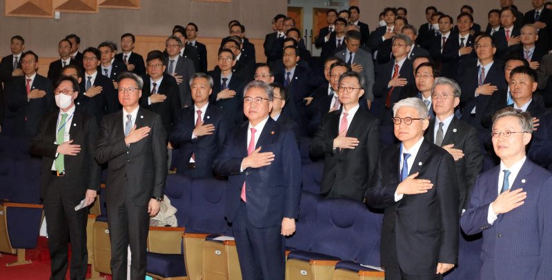 박진 당시 외교부 장관과 재외공관장들이 지난해 3월 31일 오후 서울 종로구 정부서울청사 별관에서 열린 2023년 재외공관장회의 폐회식에서 국기에 대한 경례를 하고 있다. 사진&#x3D;뉴스1