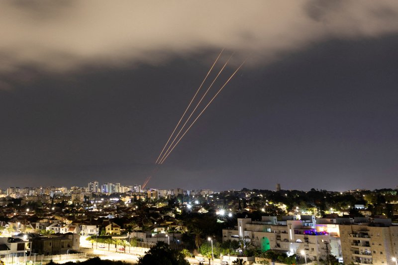 지난 14일(현지시간) 이스라엘 남부 아스켈론에서 이스라엘의 방공 미사일들이 이란의 무인기 및 미사일을 요격하고 있다.로이터연합뉴스