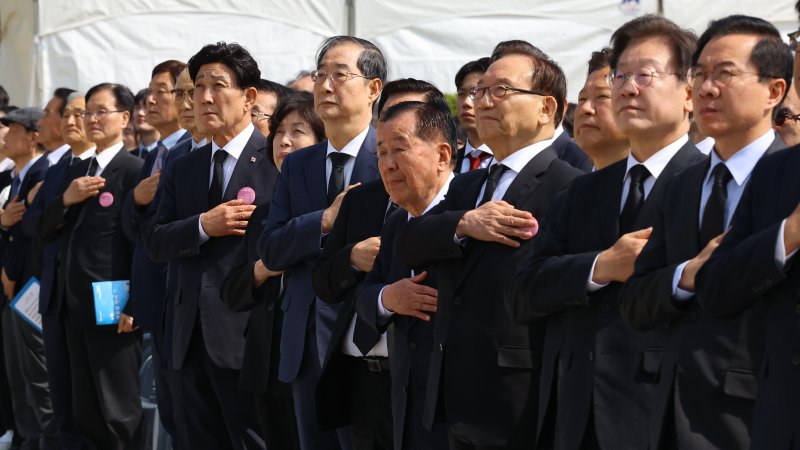 한덕수 국무총리와 이재명 더불어민주당 대표 등 참석자들이 19일 서울 강북구 국립 4·19민주묘지에서 열린 제64주년 4·19혁명 기념식에서 국민의례를 하고 있다. 뉴스1