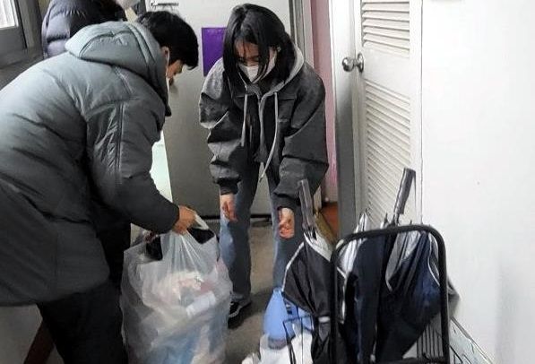 A씨 집앞 쓰레기 치우는 경찰관들 &#x2F; 연합뉴스