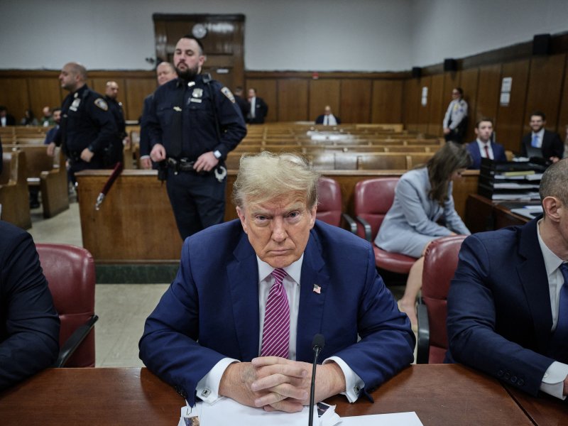 도널드 트럼프 미국 전 대통령이 19일(현지시간) 뉴욕 맨해튼 형사법원에 피의자 신분으로 나흘째 출석해 재판을 받고 있다. 트럼프 전 대통령이 재판을 받는 가운데 이날 법원 길 건너 주차장에서는 분신 소동이 있었다. 로이터 연합